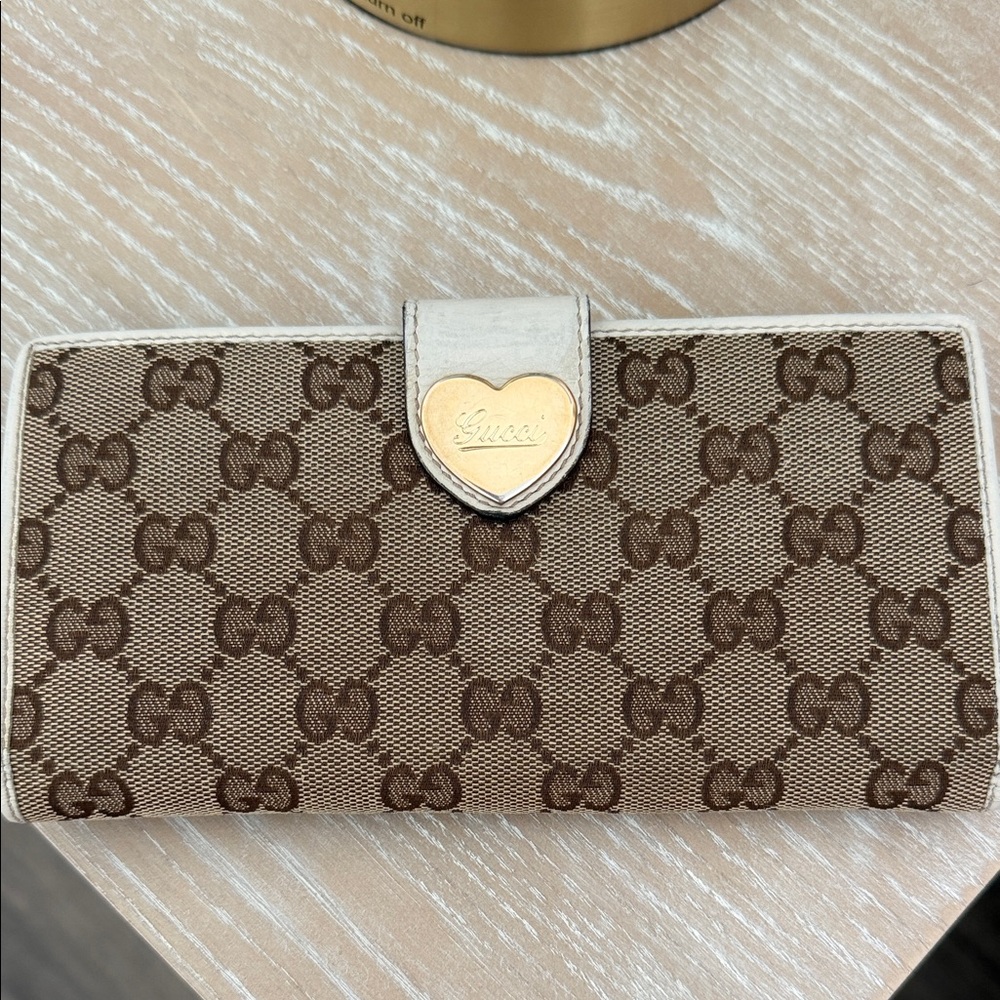 Gucci Beige GG Monogram Wallet with Gold Heart Logo - Picture 2 of 6